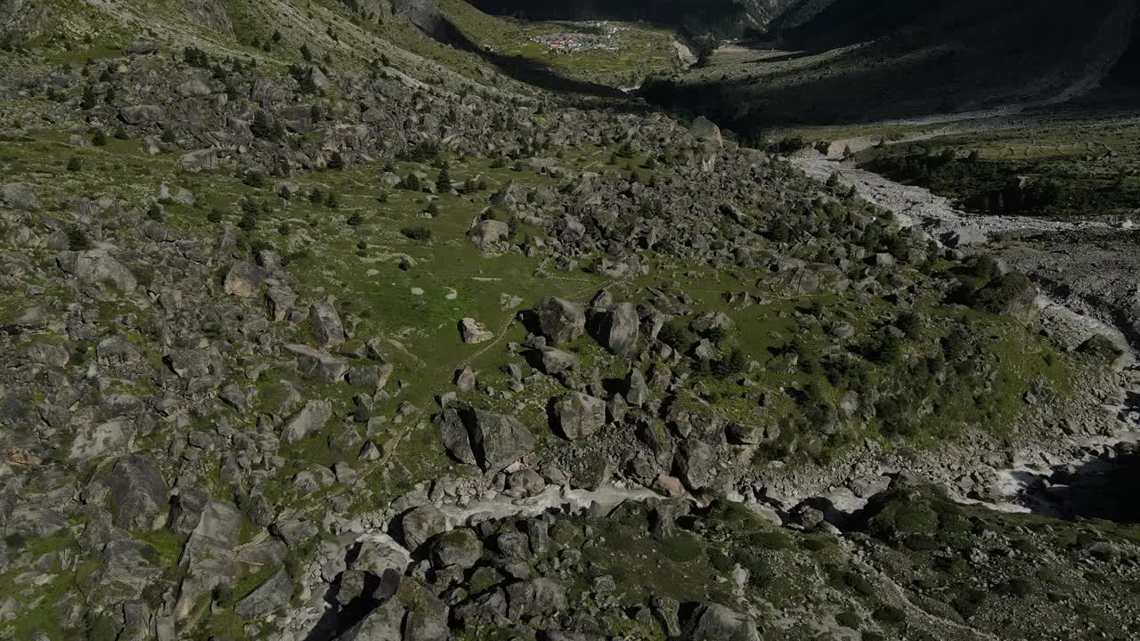 无人机拍摄的喜马拉雅山脉的岩石山视频素材