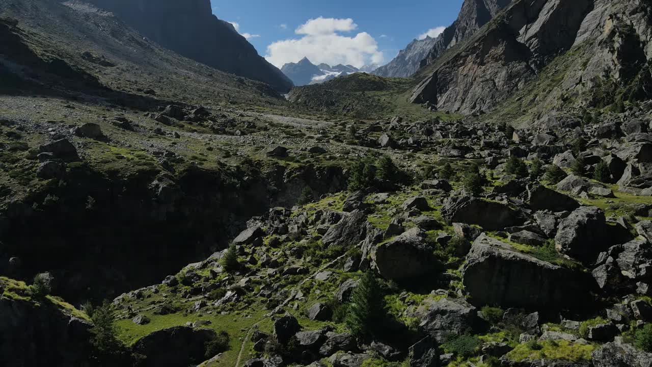 无人机拍摄的徒步旅行者爬山冒险的画面视频下载