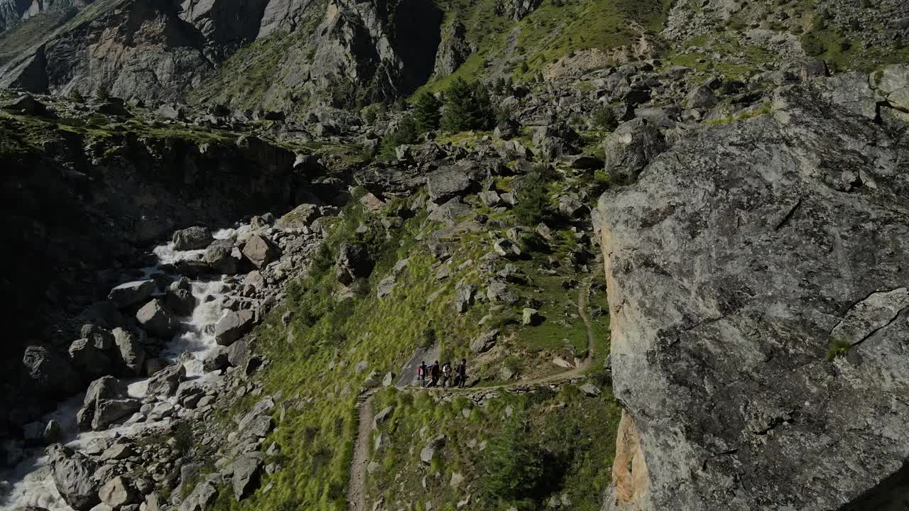 无人机拍摄的徒步旅行者爬山冒险的画面视频下载