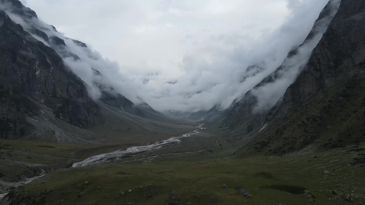 空中无人机拍摄的一个美丽的早晨在山上视频下载