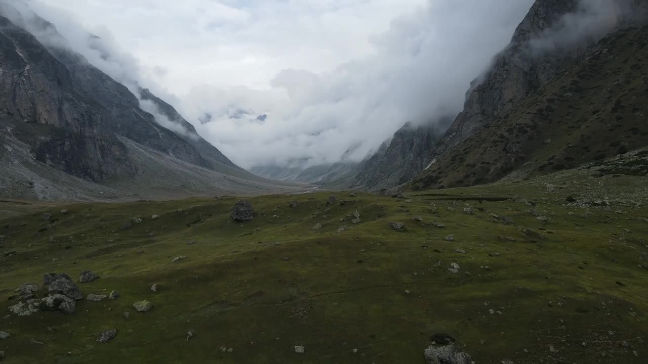 空中无人机拍摄的一个美丽的早晨在山上视频素材