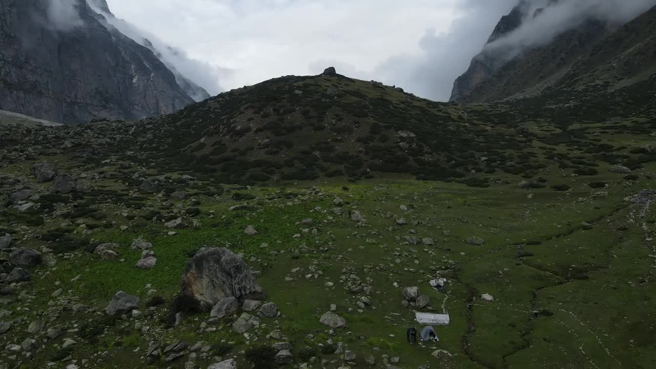 空中无人机拍摄的一个美丽的早晨在山上视频素材