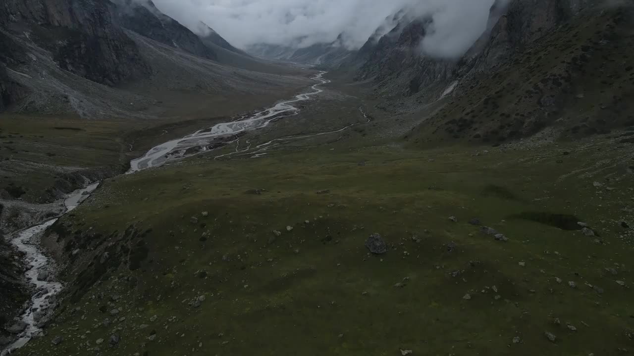 空中无人机拍摄的一个美丽的早晨在山上视频素材