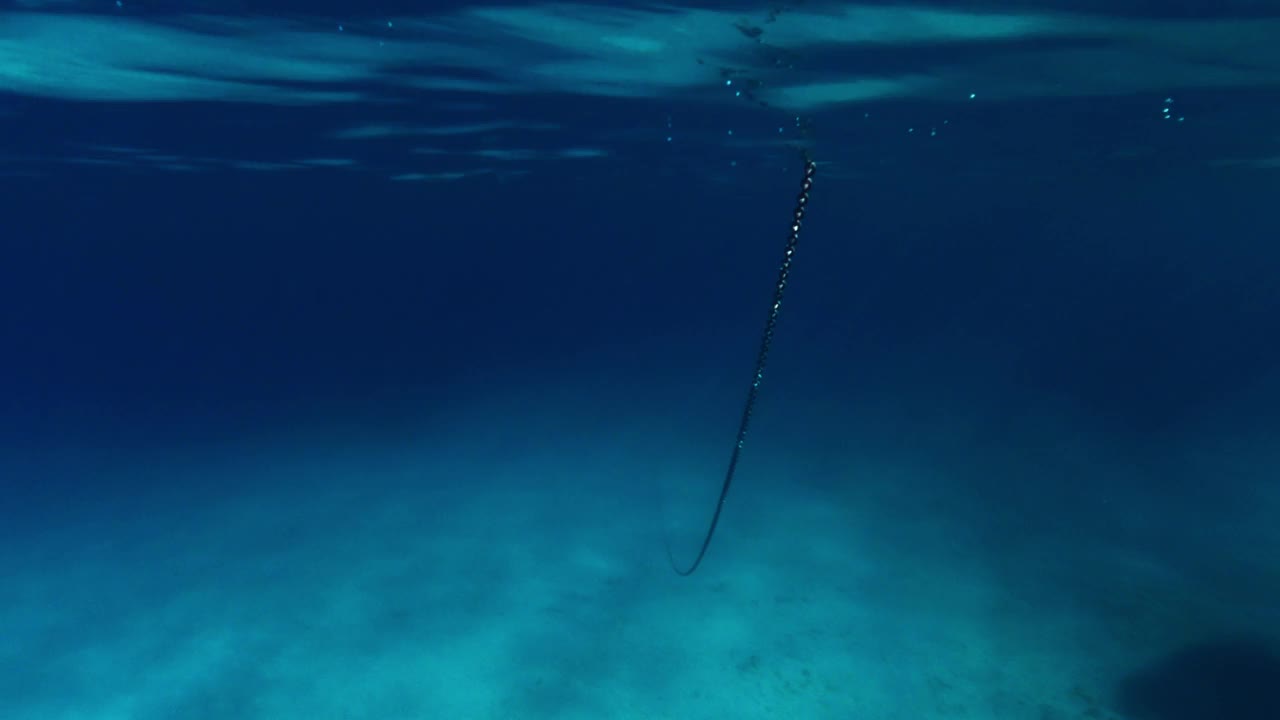 锚链深入碧水海湾视频素材