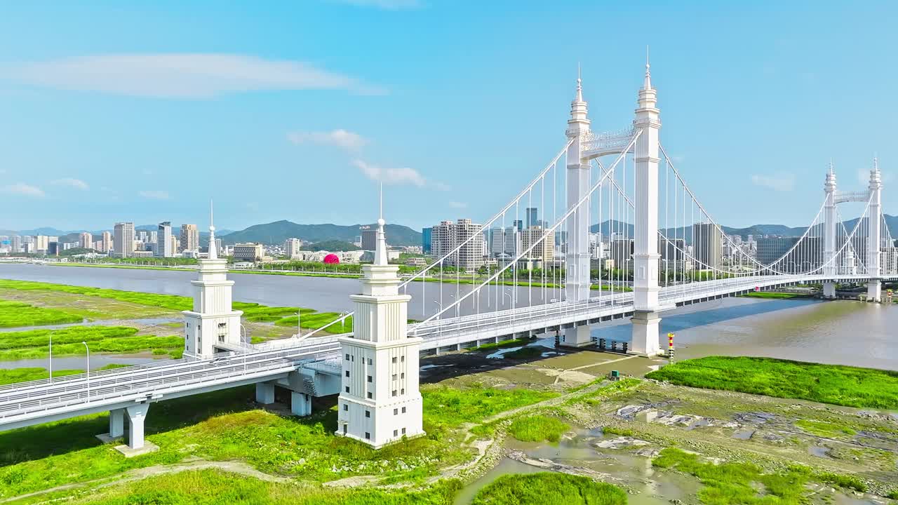 鸟瞰中国舟山美丽的公路桥和城市天际线与现代建筑景观。视频素材