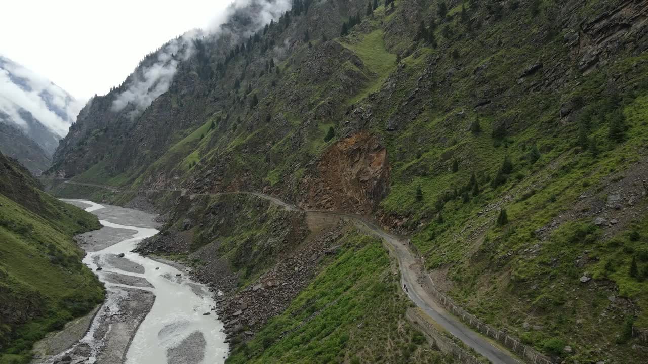 航拍无人机拍摄的道路和道路旁边的河流视频素材