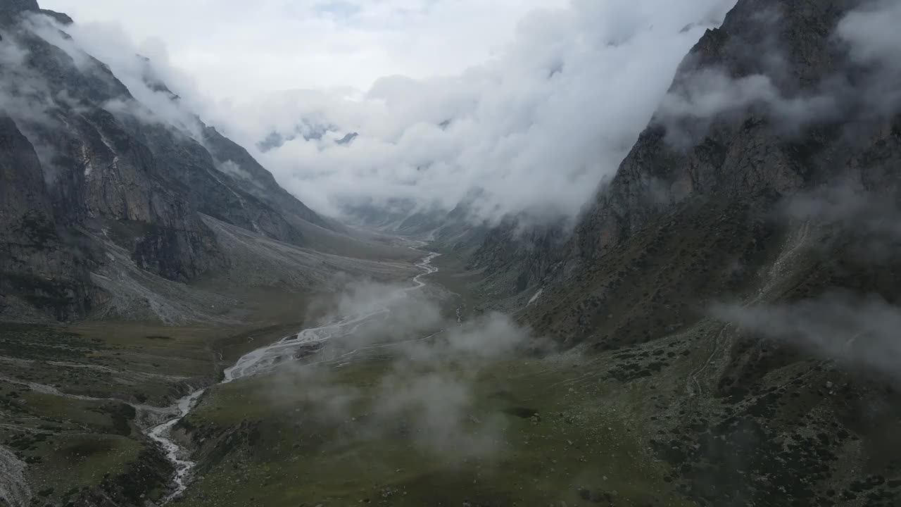 无人机在山谷云层中飞行的航拍画面视频素材