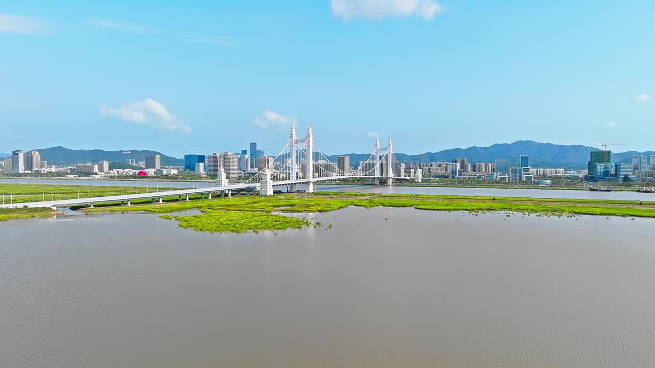 鸟瞰中国舟山美丽的公路桥和城市天际线与现代建筑景观。视频素材