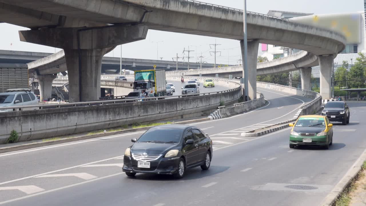 高速公路高峰时段的交通。视频素材