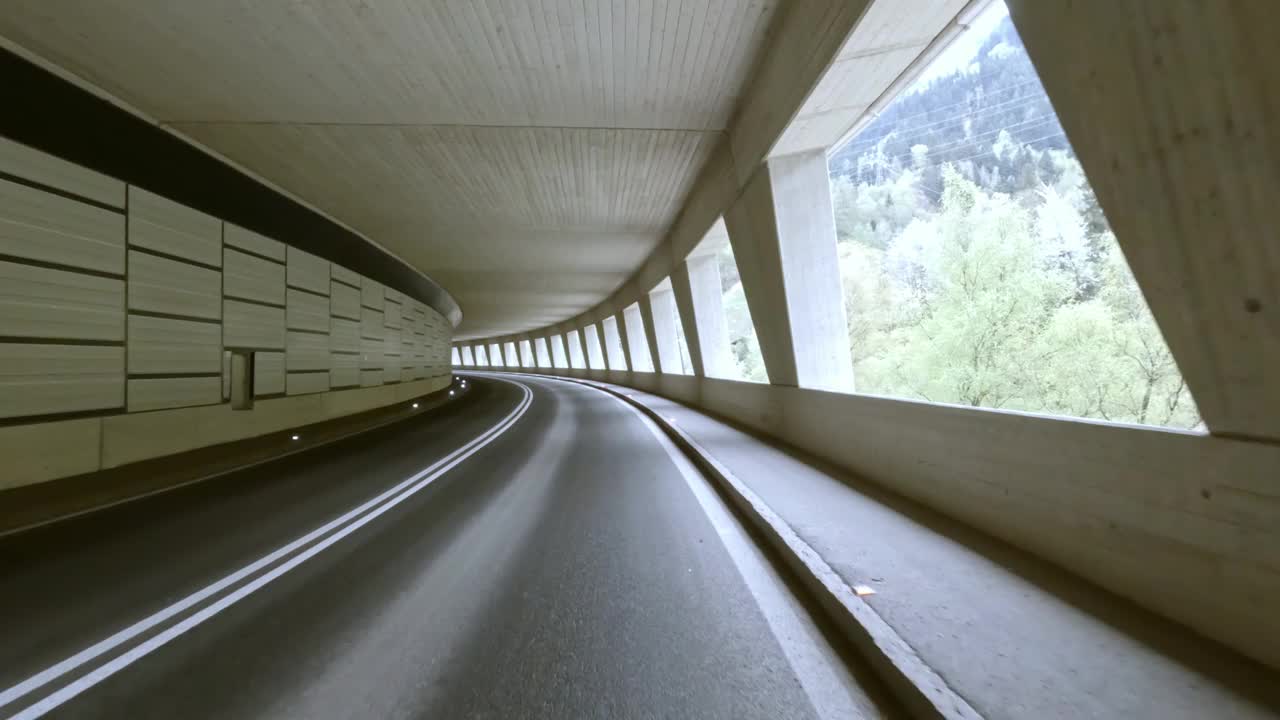 驾车穿过奥地利阿尔卑斯山脉半开放隧道的场景视频下载