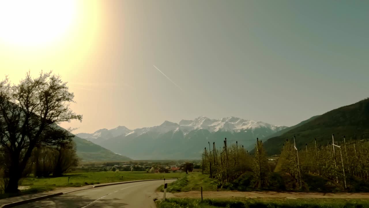 在意大利北部博尔扎诺省的阿尔卑斯山脉上行驶的POV视频下载