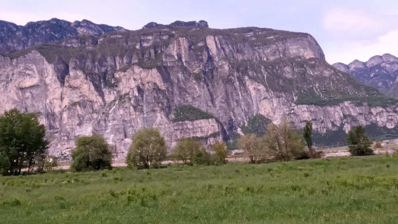 意大利北部博岑省阿尔卑斯山脉阿迪杰山谷高耸的陡峭山脉视频下载