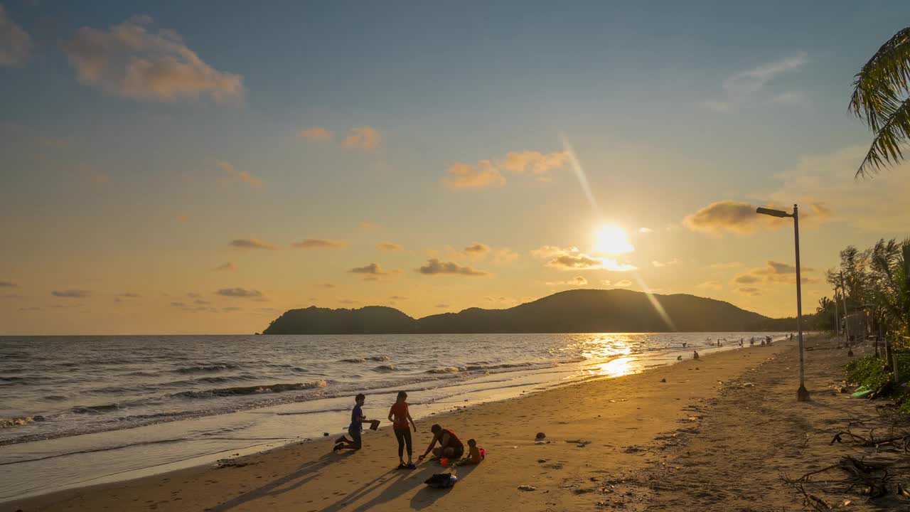 在泰国的Chanthaburi，日落时分，为泰国人和外国游客游览和休息放松，在泰国的Chanthaburi游泳，欣赏沙滩和海浪的海景。视频下载