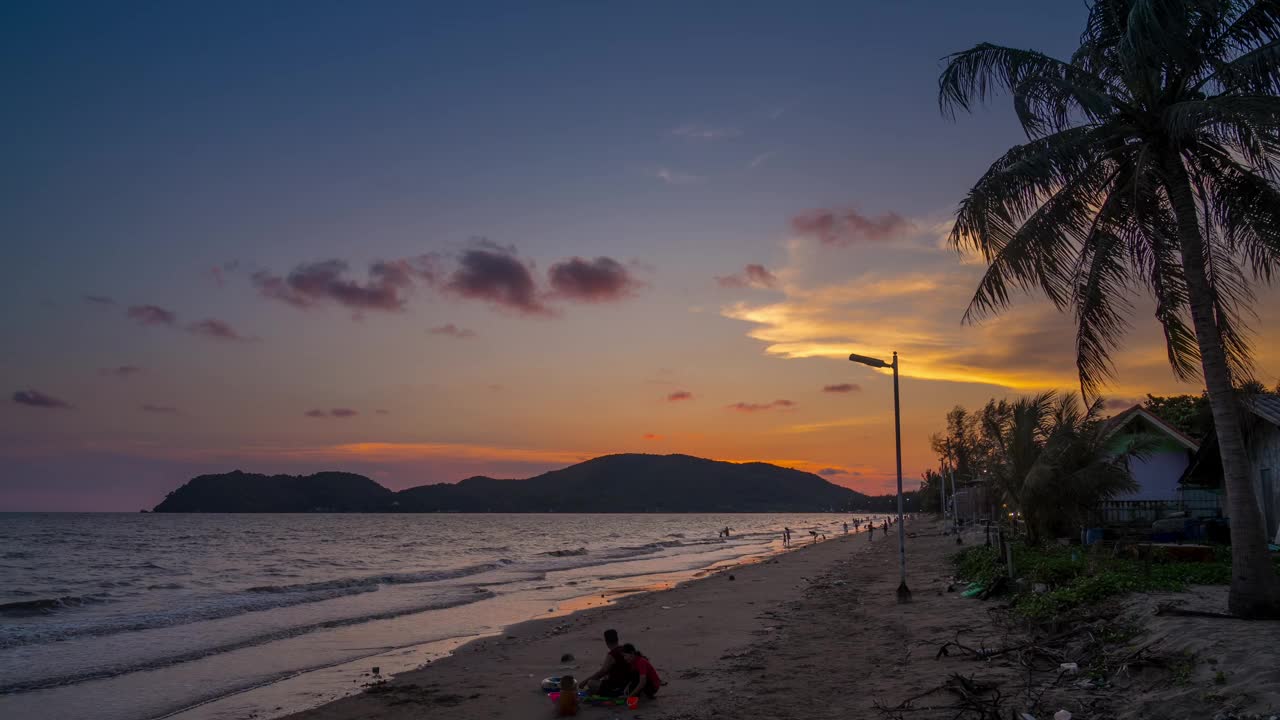 在泰国的Chanthaburi，日落时分，为泰国人和外国游客游览和休息放松，在泰国的Chanthaburi游泳，欣赏沙滩和海浪的海景。视频下载