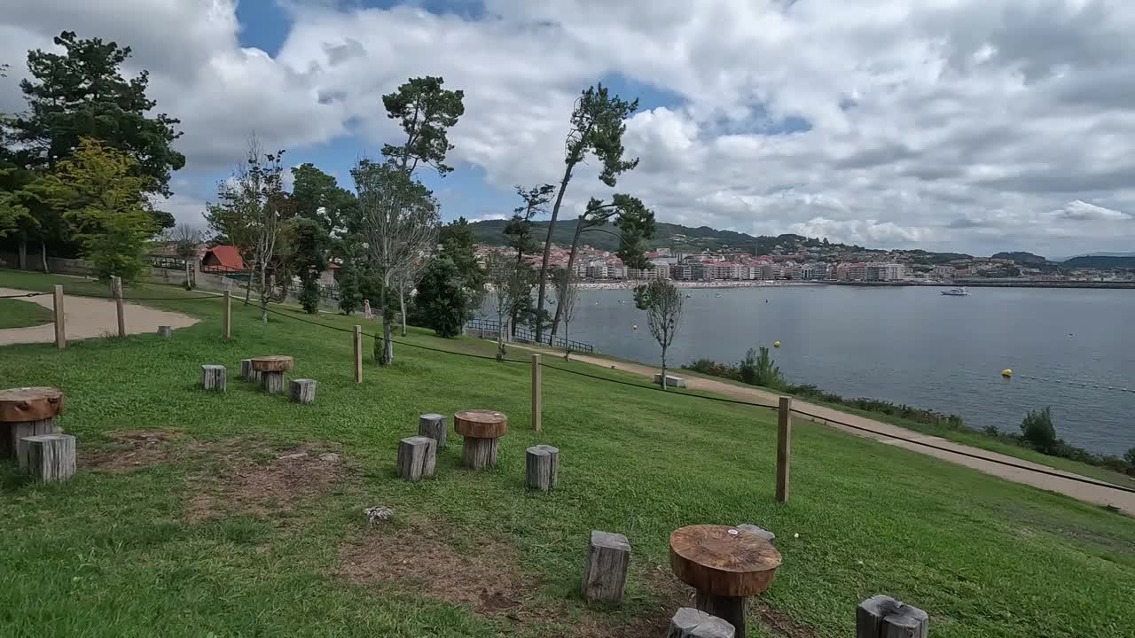 天然的草地梯田在大海的前面视频下载