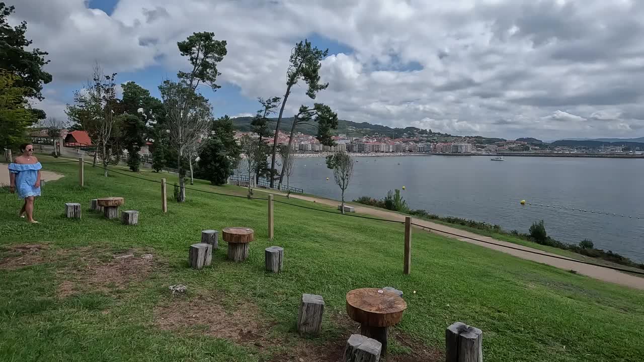 天然的草地梯田在大海的前面视频下载