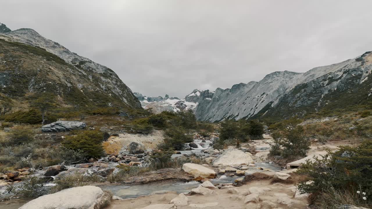 一名男子在阿根廷火地岛乌斯怀亚附近的埃斯梅拉达湖徒步旅行。静态的照片视频素材