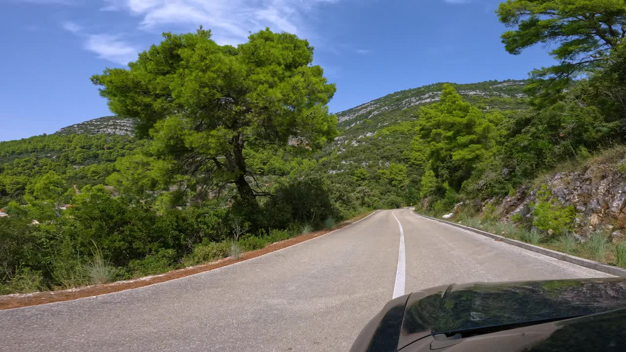 POV, FPV:美丽的阳光明媚的一天，沿着崎岖的地中海风景开车视频素材