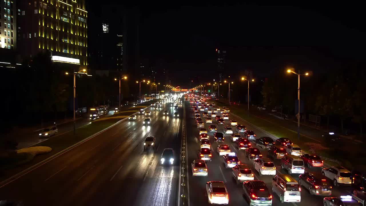 现代城市高速公路夜间高峰时段的汽车堵塞和交通堵塞视频素材