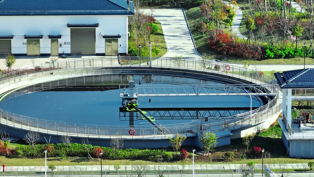 在阳光明媚的日子鸟瞰水厂建筑设施景观视频素材