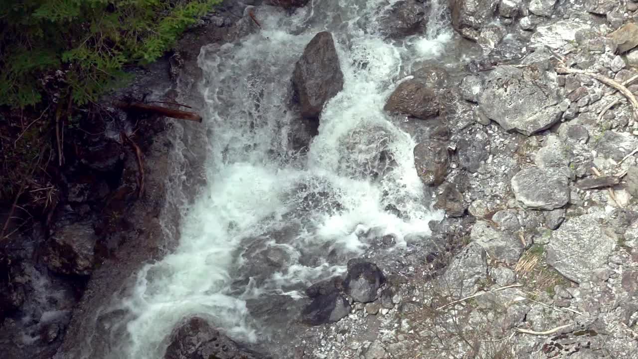 湍急的山涧有岩石视频下载