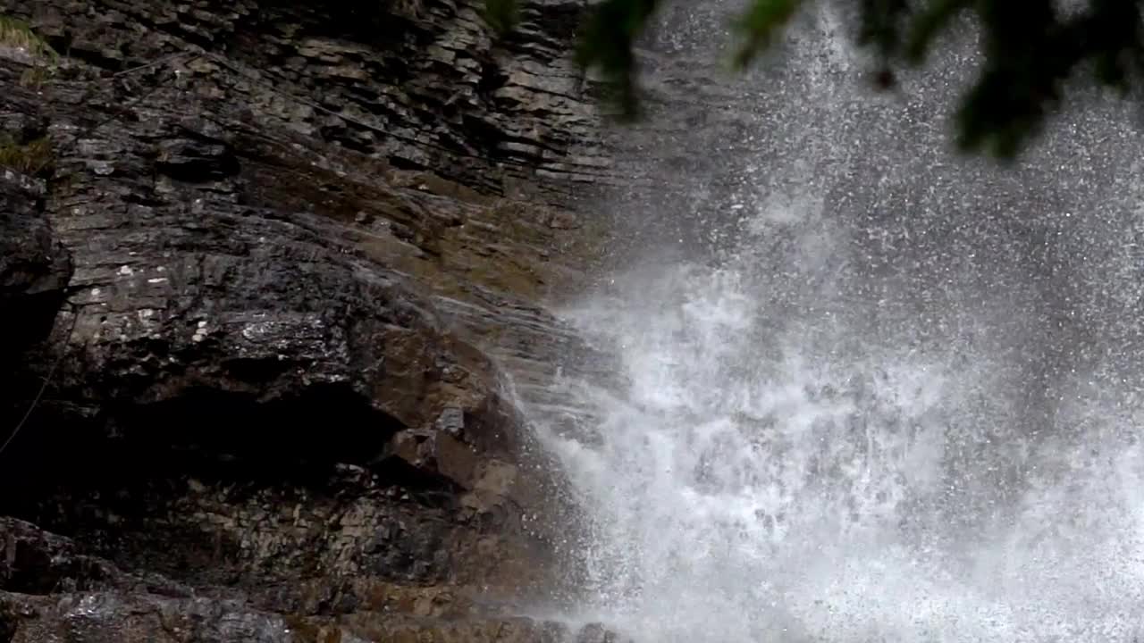 迷雾般的瀑布倾泻在岩石峭壁上视频下载