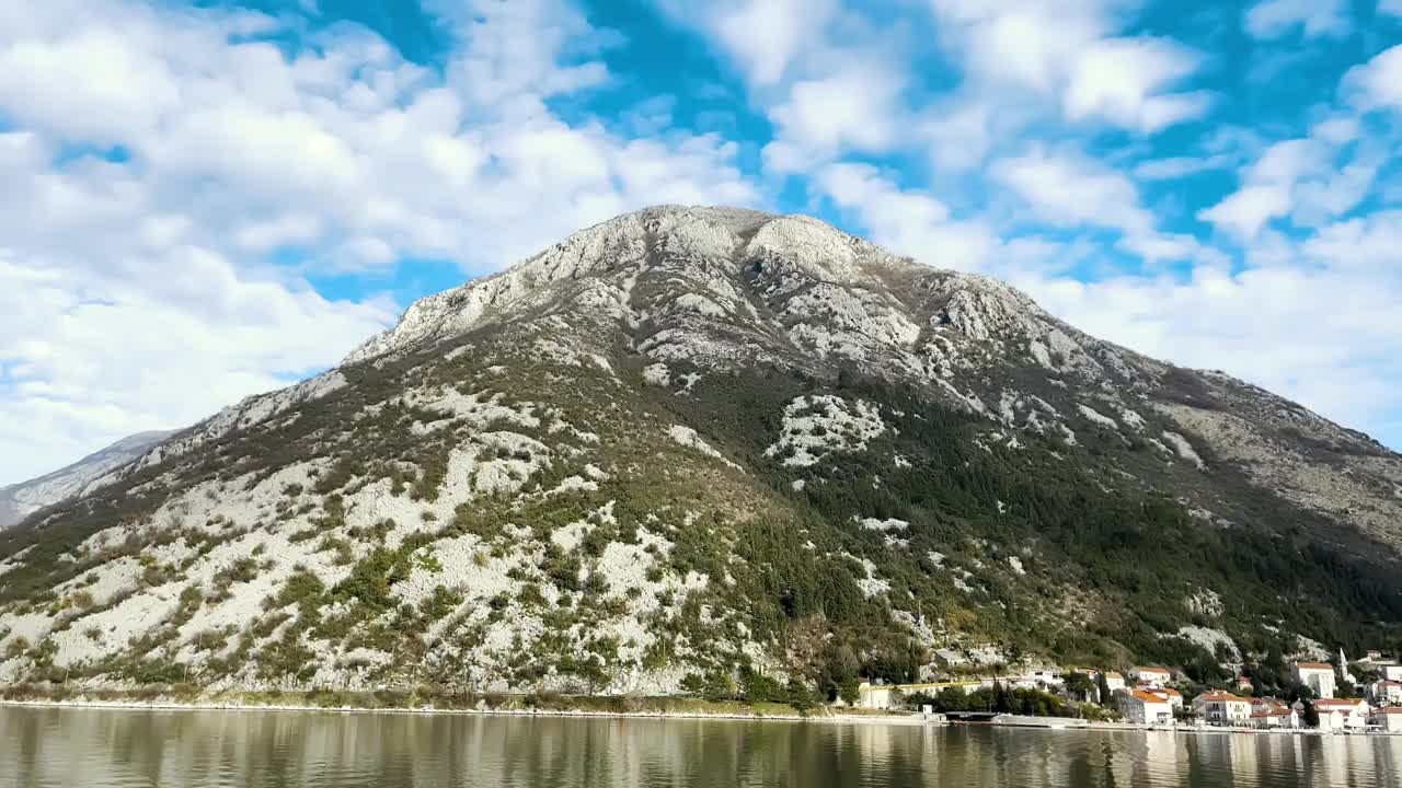 黑山佩拉斯特科托尔湾的海滨建筑和圣乔治岛视频素材