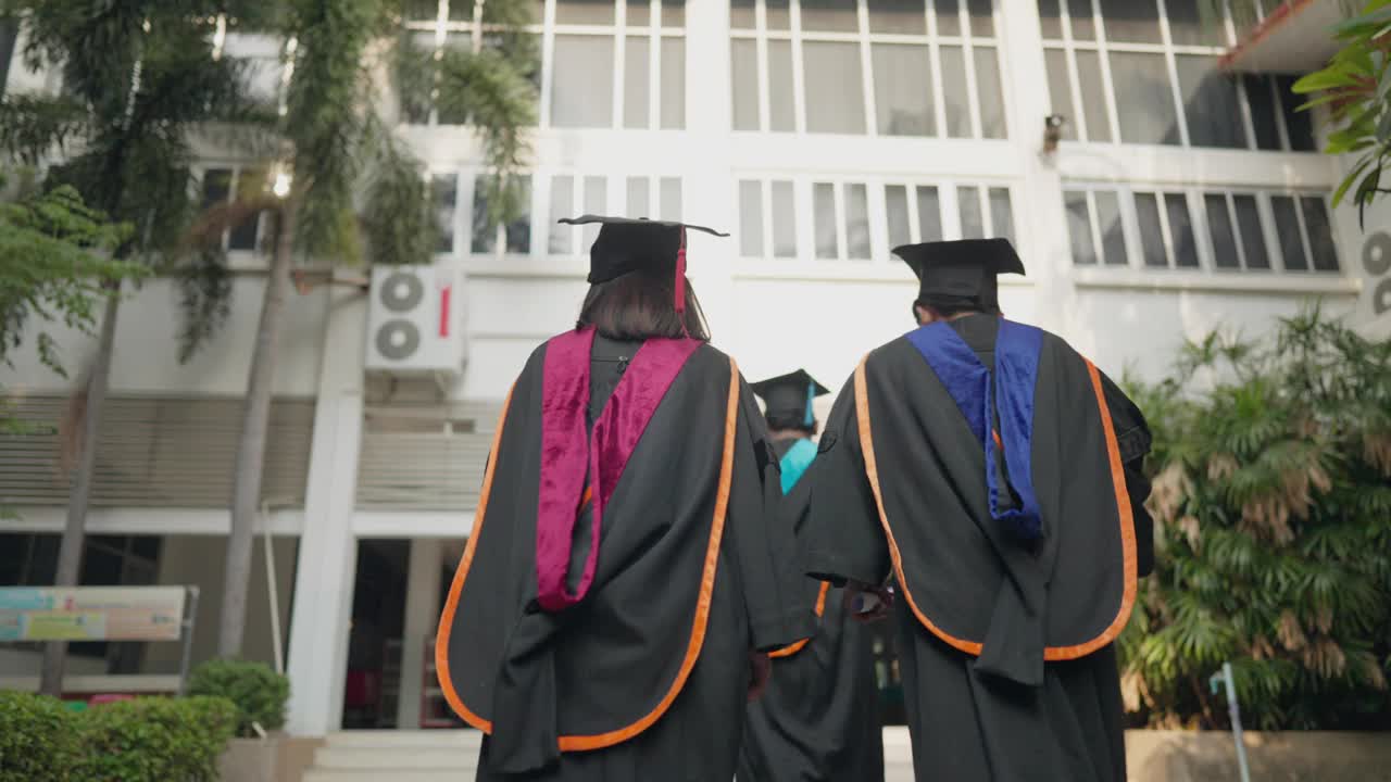 两个毕业生穿着黑色长袍和紫色视频下载