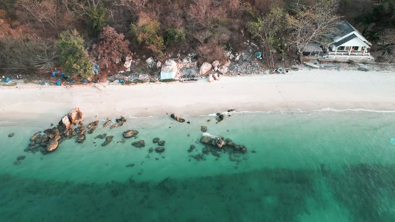 鸟瞰海滩上的热带雨林海岛暑假视频素材