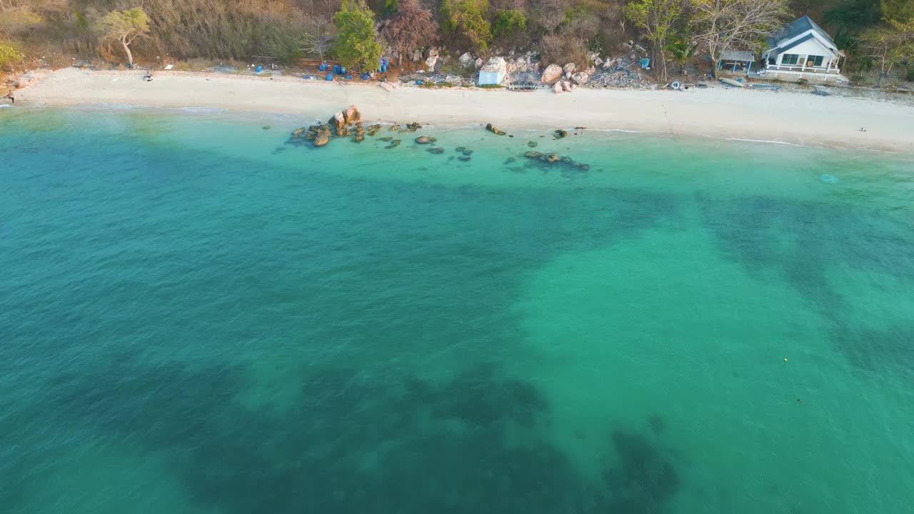 鸟瞰海滩上的热带雨林海岛暑假视频素材