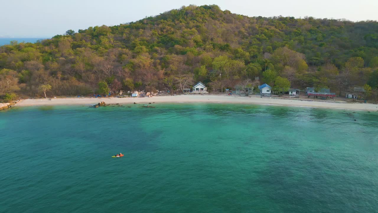 鸟瞰海滩上的热带雨林海岛暑假视频素材