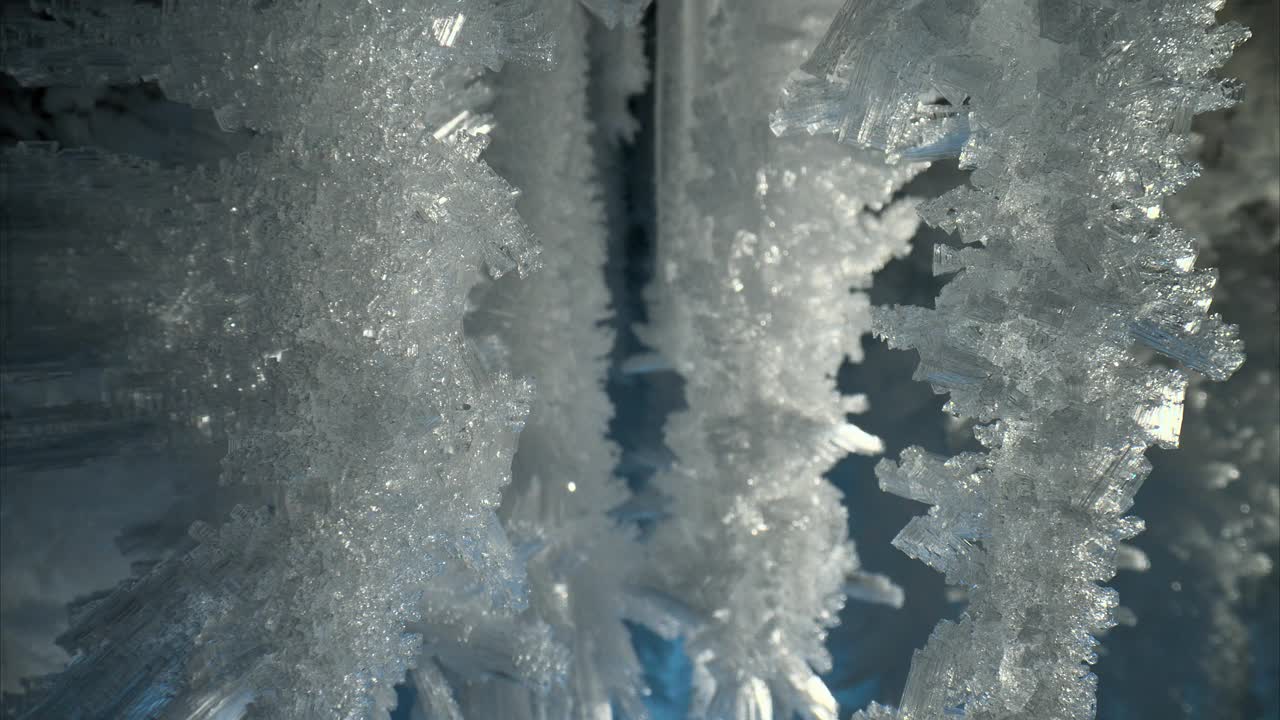 冰洞里的钟乳石上有尖锐的冰柱和雪花视频下载