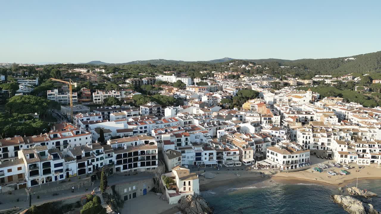 全景海景到西班牙旅游目的地，Calelella de palafruell，海岸线与白色的房子，4K视频素材