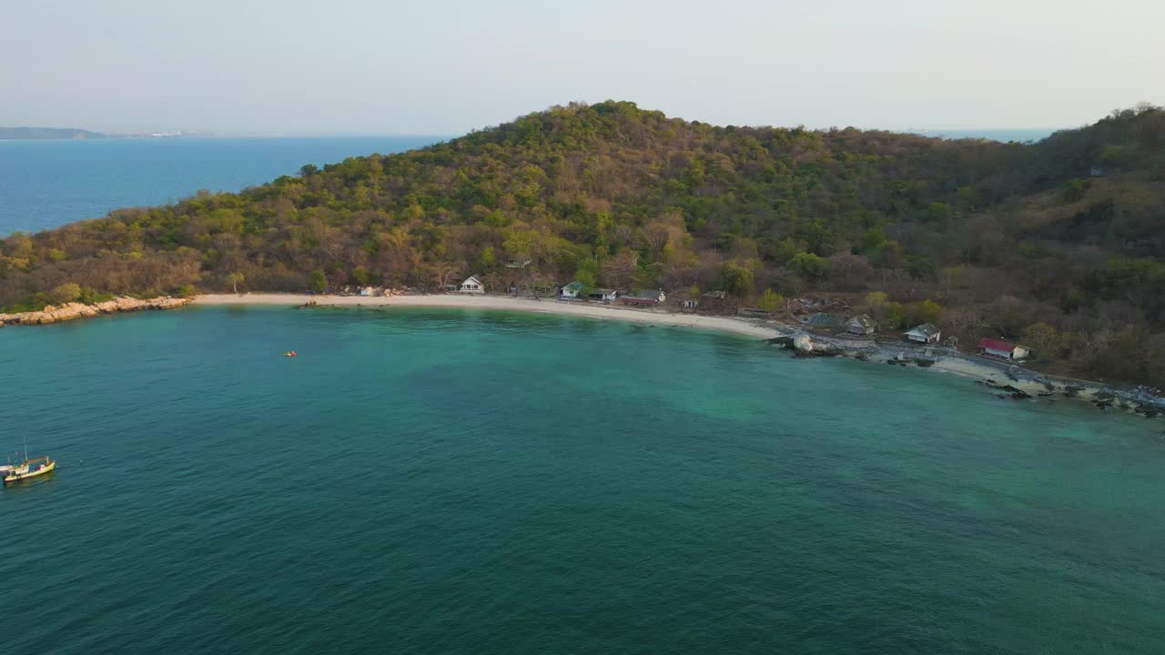 鸟瞰海滩上的热带雨林海岛暑假视频素材