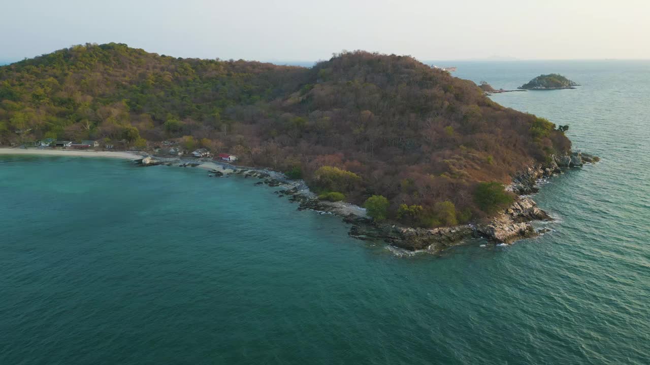 鸟瞰海滩上的热带雨林海岛暑假视频素材