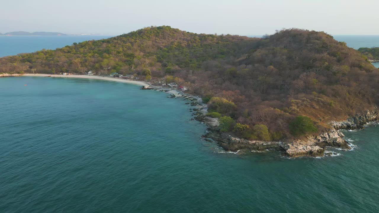 鸟瞰海滩上的热带雨林海岛暑假视频素材