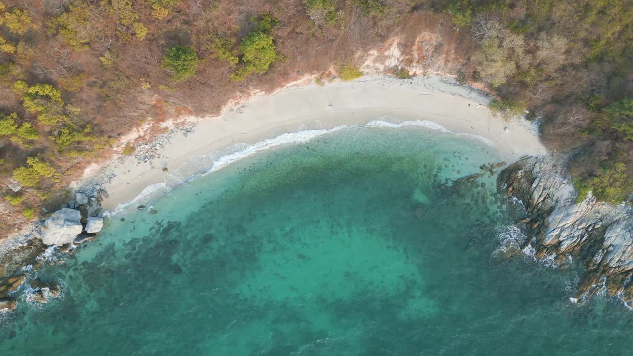 鸟瞰海滩上的热带雨林海岛暑假视频素材