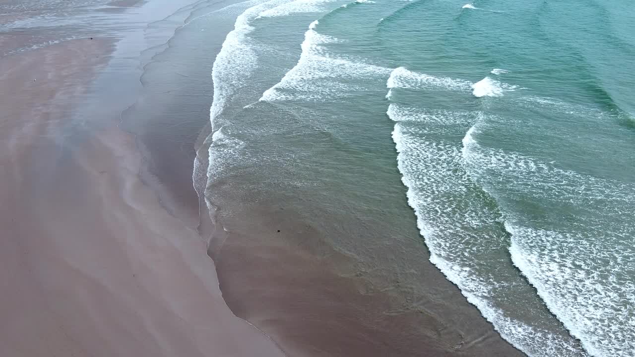 有沙滩和海浪的海滩。白色的泡沫。海景，无人机视频。大西洋表面波涛汹涌，涨潮。视频素材