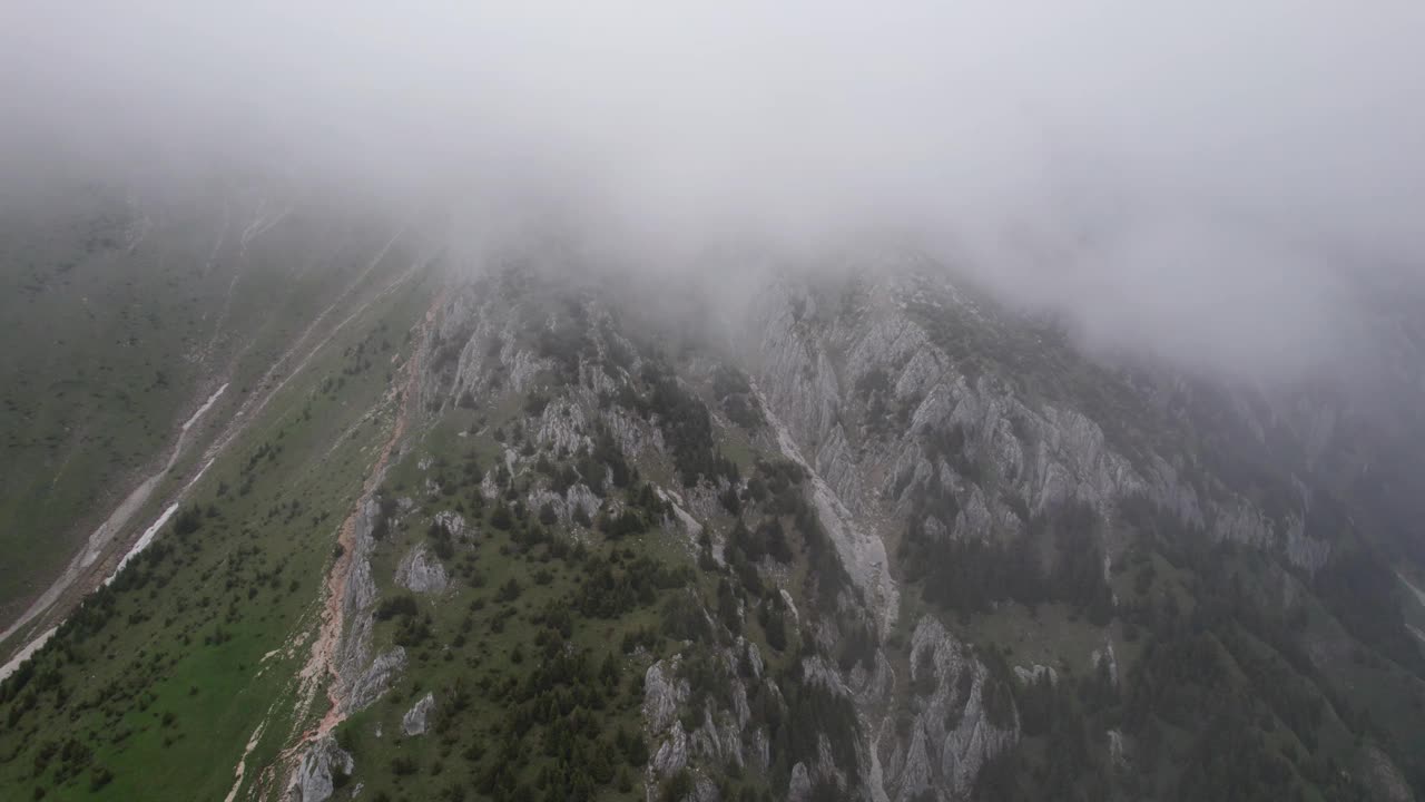 云雾缭绕的山脉，在崎岖的悬崖上翻滚，鸟瞰图视频素材