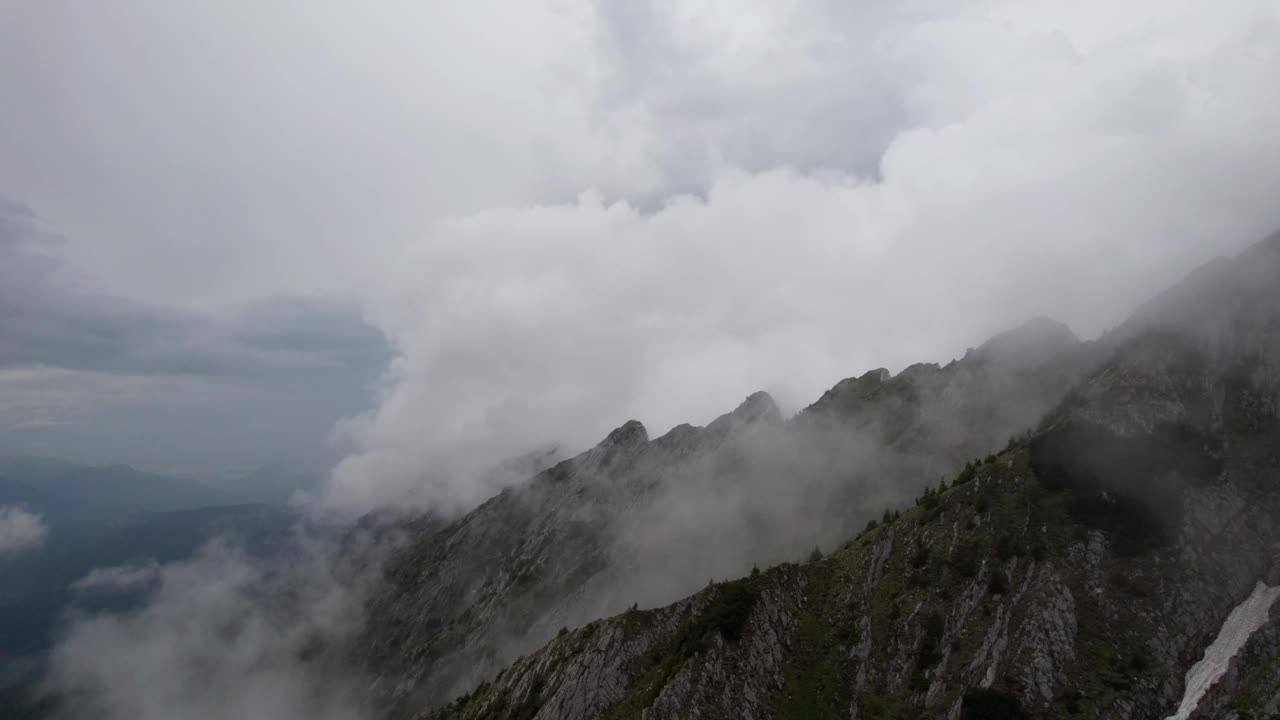 在宁静的自然环境中，云雾缭绕的山崖视频素材