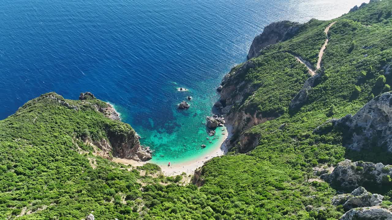 鸟瞰图，希腊科孚岛的加利海滩，绿松石般的海水和崎岖的悬崖视频素材