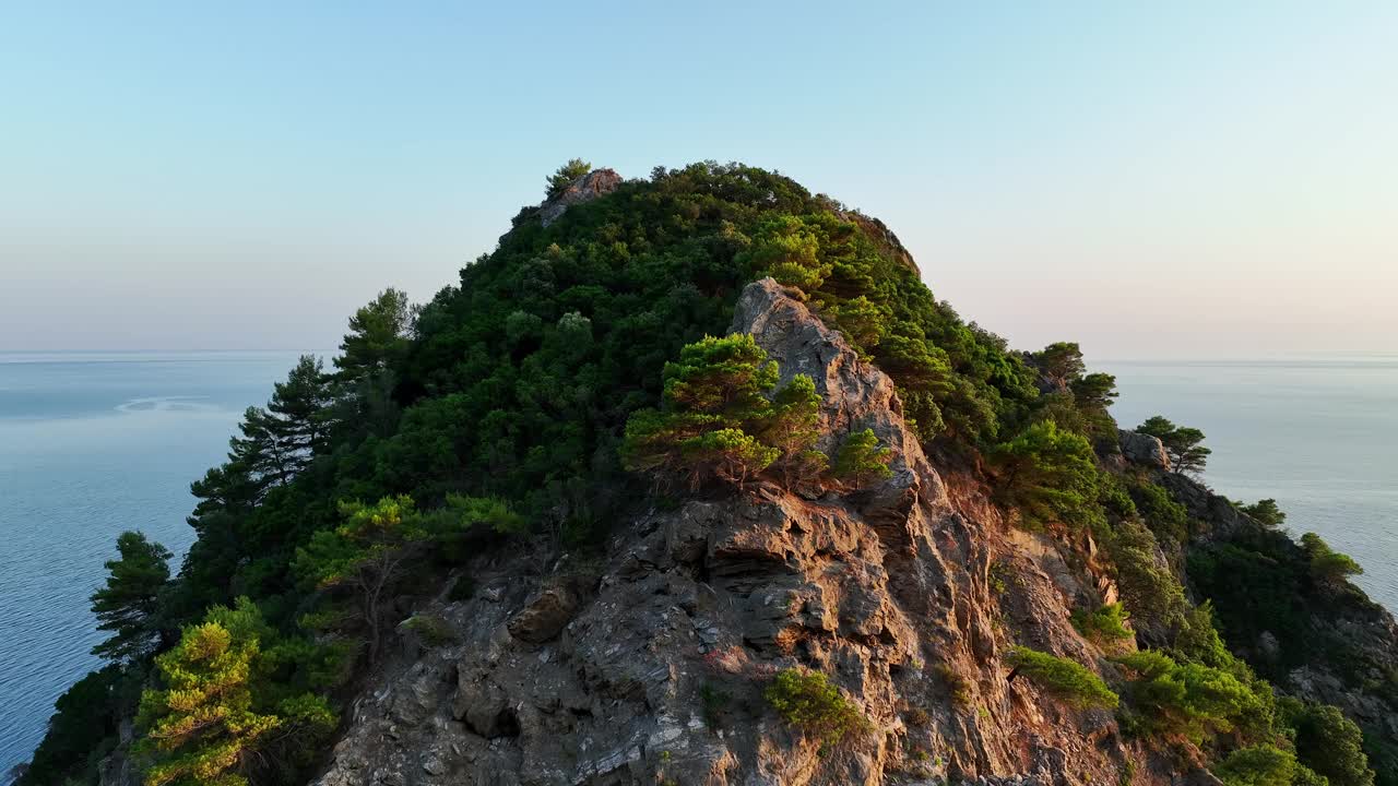 夕阳的色调沐浴Ermones海滩在科孚岛，俯瞰宁静的爱奥尼亚海，鸟瞰图视频素材