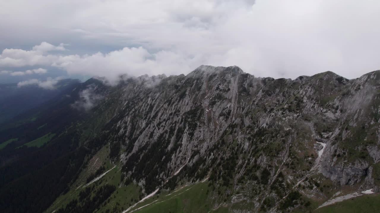 云雾笼罩着皮亚特拉克雷乌鲁伊山脉崎岖的山峰，鸟瞰图视频素材