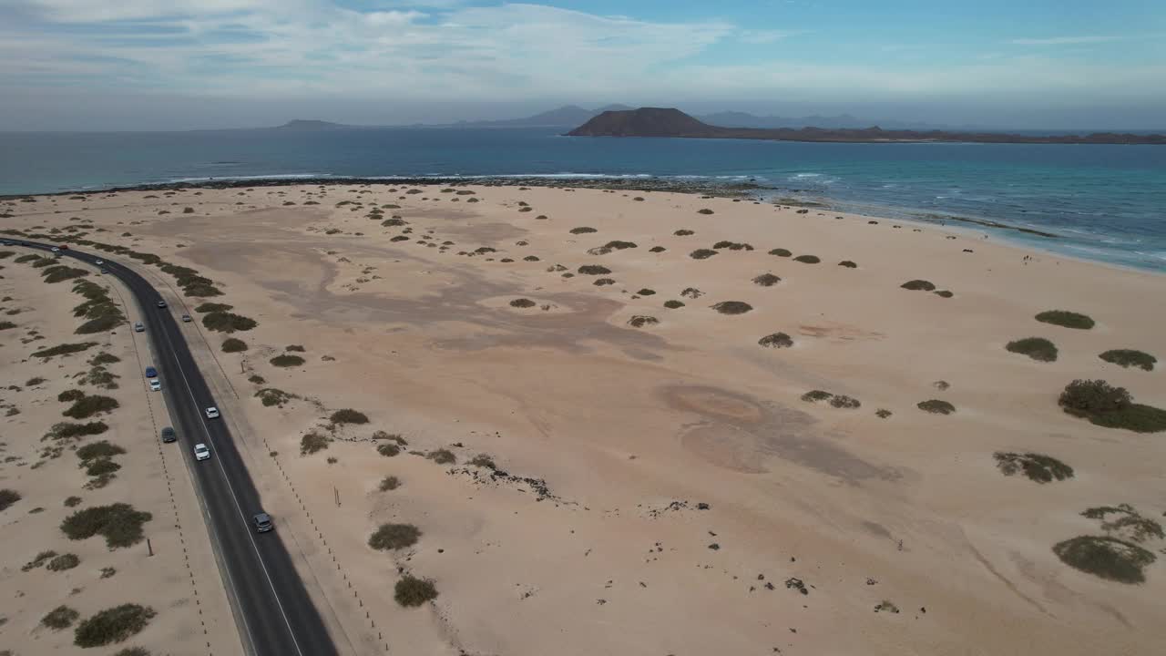 鸟瞰沿着海滩的道路在富埃特文图拉沙丘，科拉雷霍视频素材