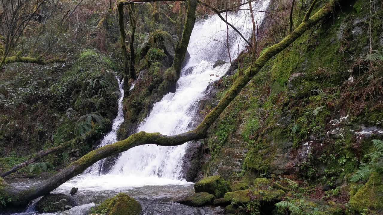 瀑布从多岩石的山坡上流下来视频素材