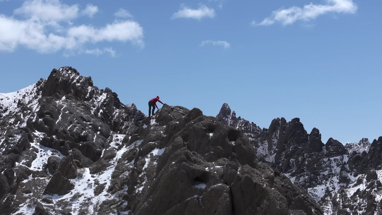 徒步旅行的人俯瞰雪山景观与云和山脉视频下载