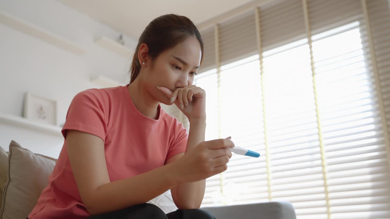 亚洲女性在验孕结果呈阳性后会感到不开心和焦虑。视频素材