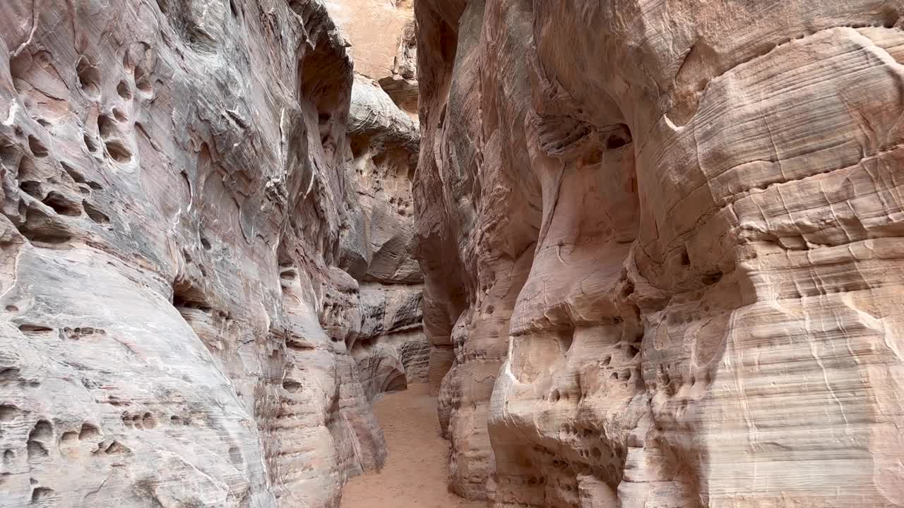 徒步旅行者的观点或POV步行在一个美丽的槽峡谷在火谷州立公园视频素材