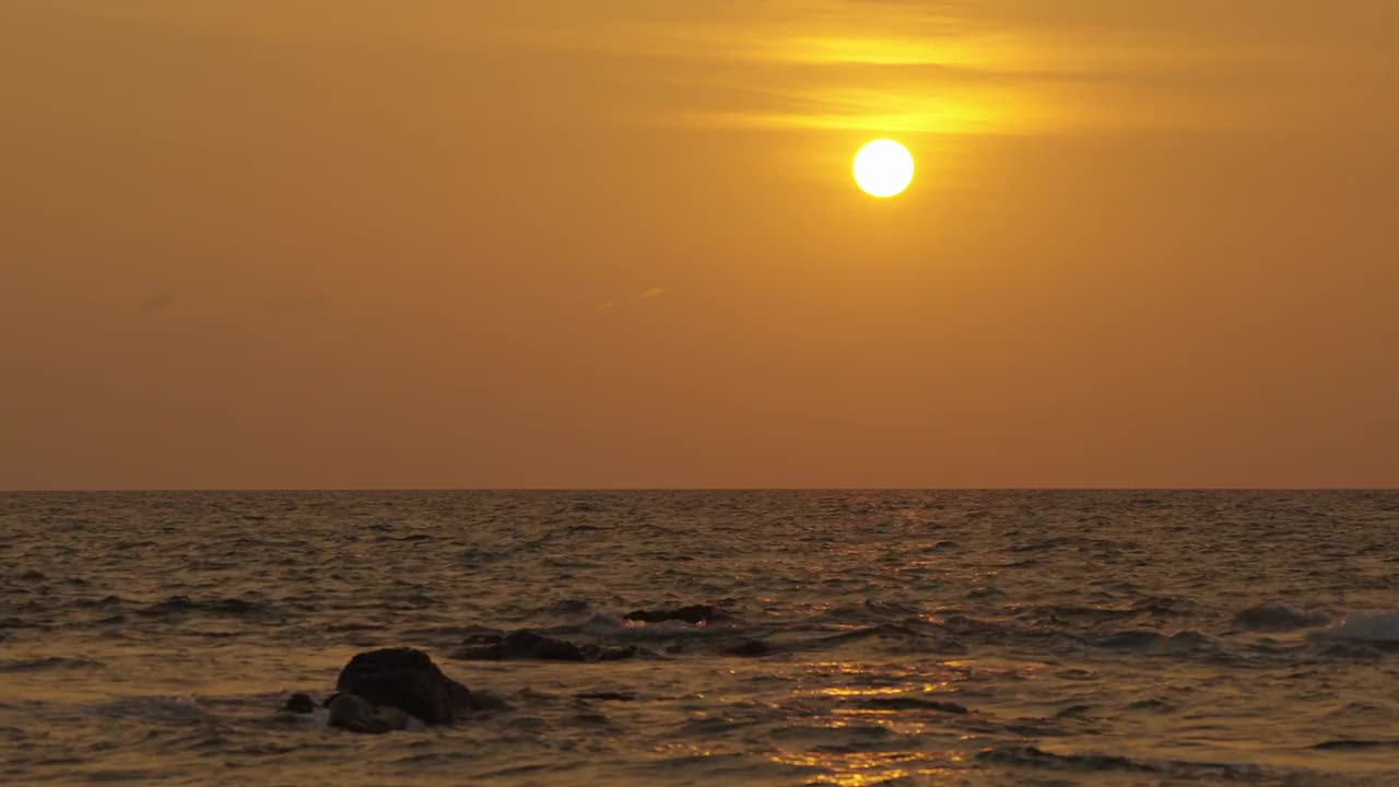 海景欣赏日落地平线和太阳上方清澈的黄色天空。视频下载