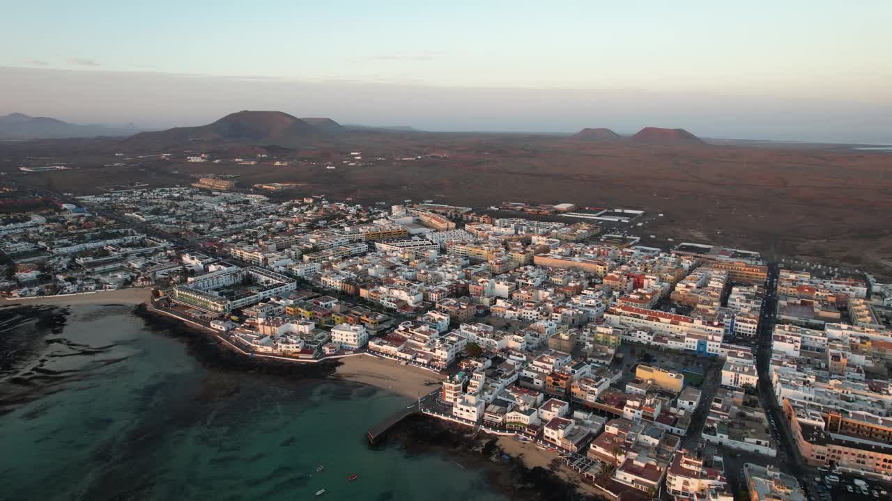 文明的波浪:富埃特文图拉斯海滨城市的壮丽景色视频素材